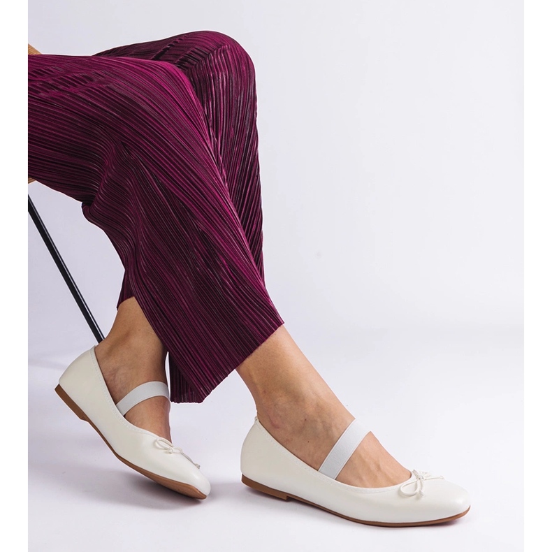 Białe balerinki z gumką i ozdobną kokardką 2