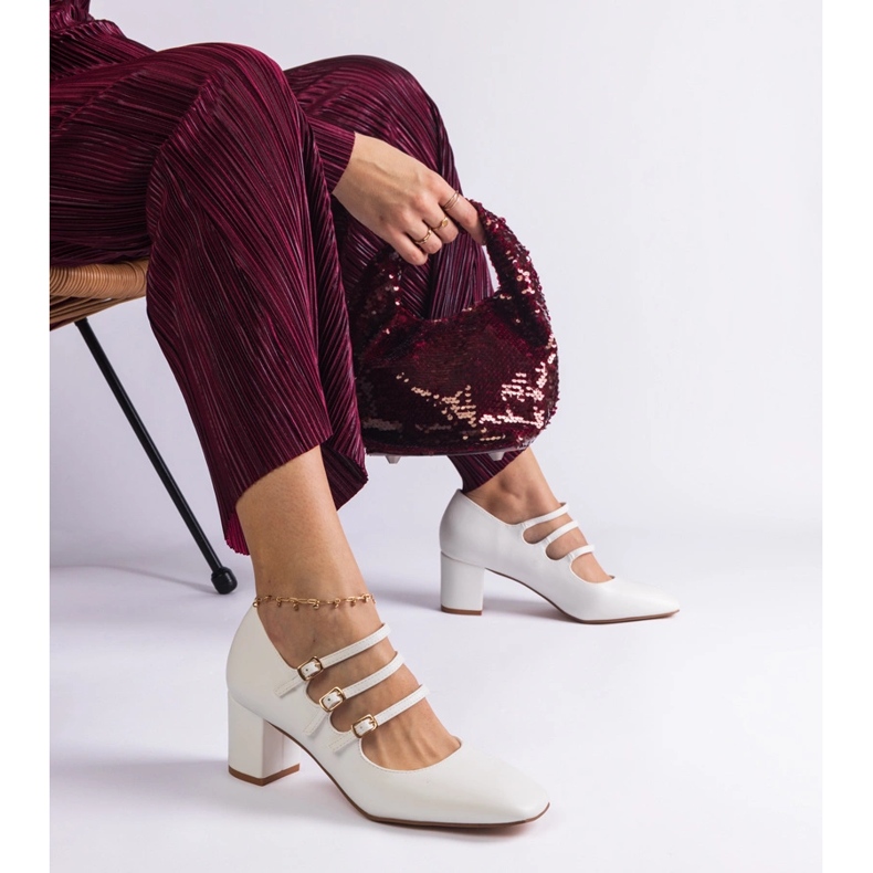 Białe czółenka na słupku z ozdobnymi sprzączkami 1