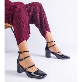 Czarne czółenka lakierowane na słupku ze sprzączkami 1