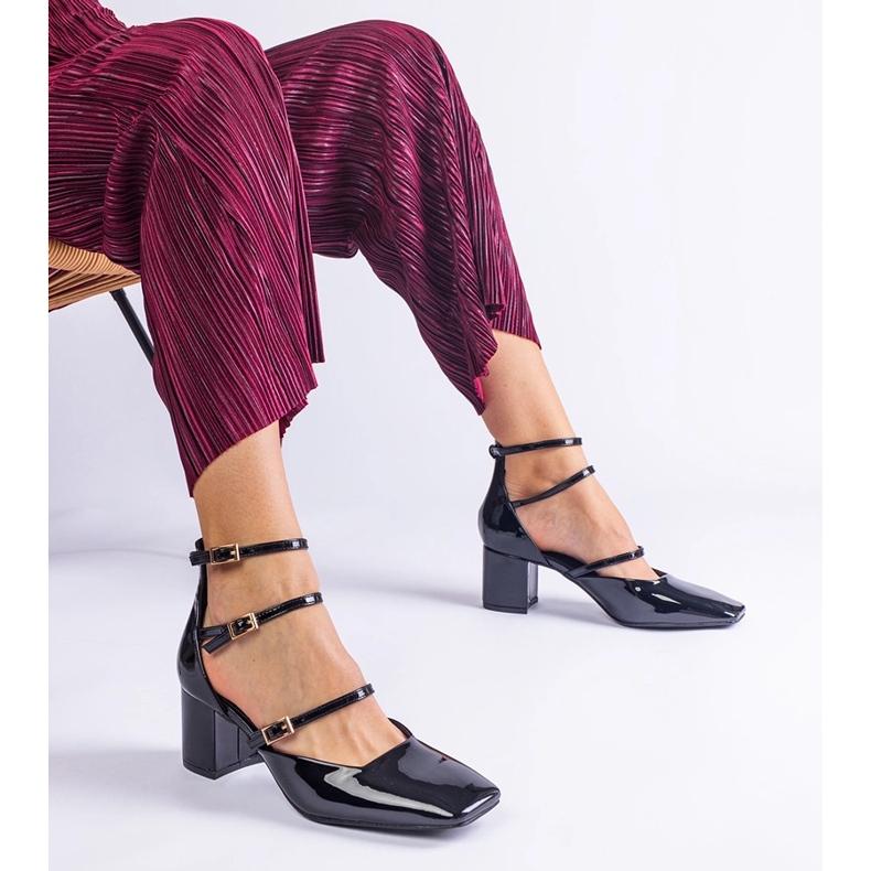 Czarne czółenka lakierowane na słupku ze sprzączkami 1