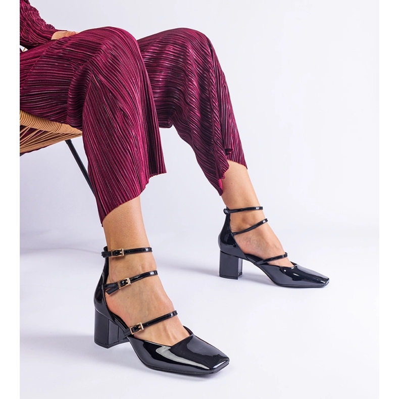 Czarne czółenka lakierowane na słupku ze sprzączkami 2