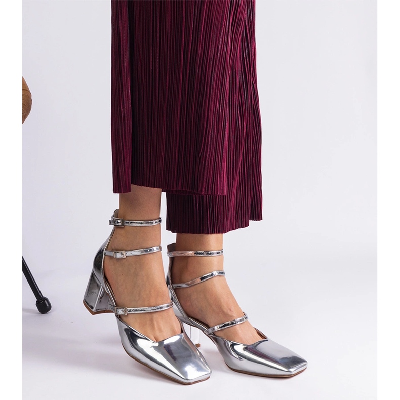 Srebrne czółenka lakierowane na słupku ze sprzączkami srebrny 1