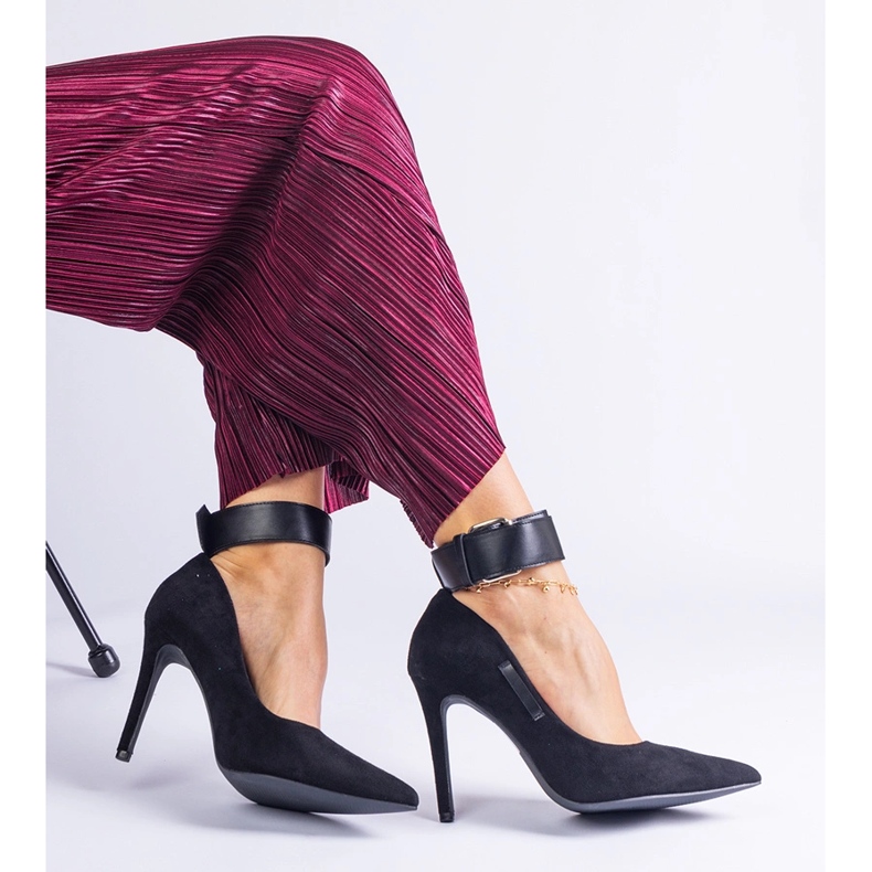 Czarne czółenka na szpilce z ekoskóry zamszowej 2