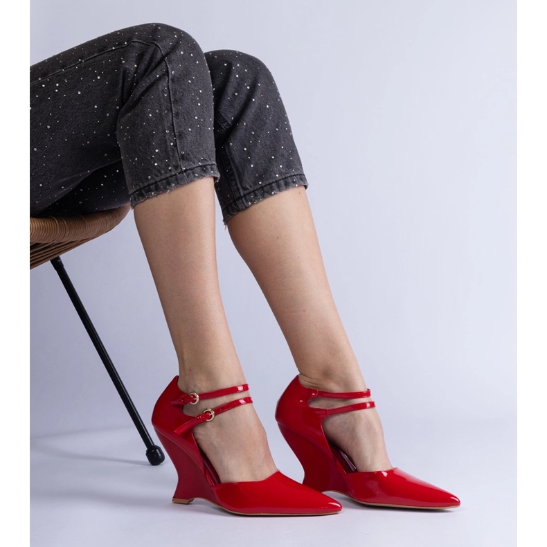 Czerwone czółenka lakierowane na koturnie z sprzączkami 2