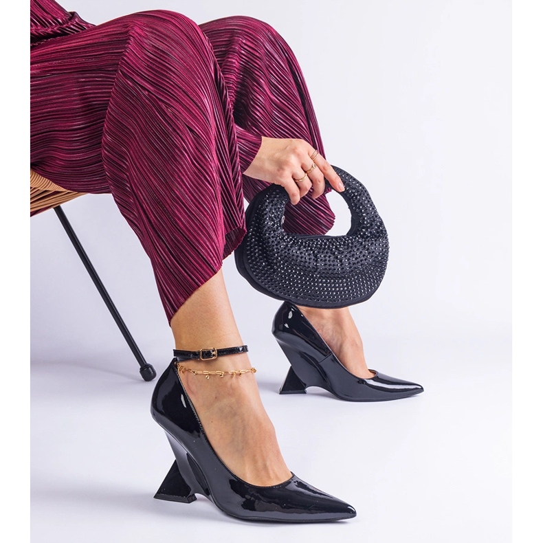 Czarne czółenka lakierowane na koturnie 2