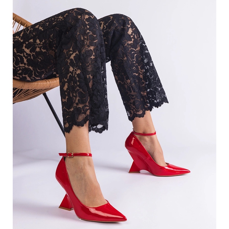 Czerwone czółenka lakierowane na koturnie 1