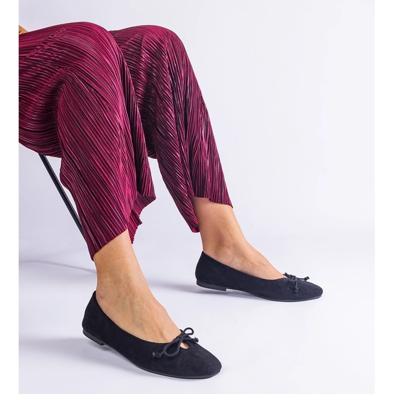 Czarne balerinki z ozdobną kokardką 1