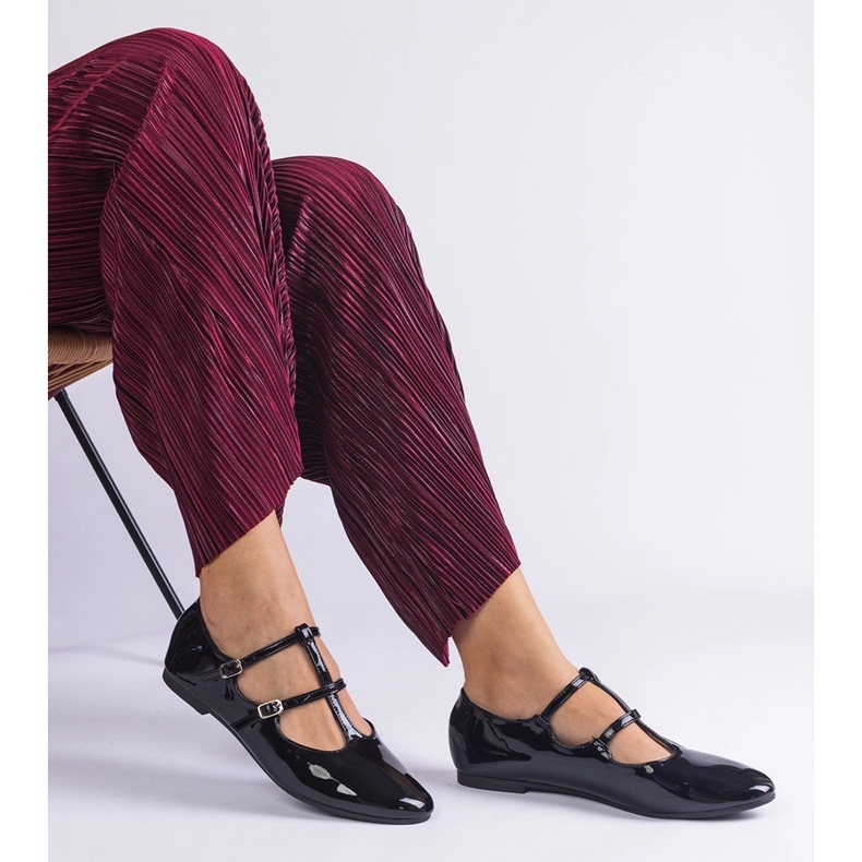 Czarne balerinki lakierowane z sprzączką 2