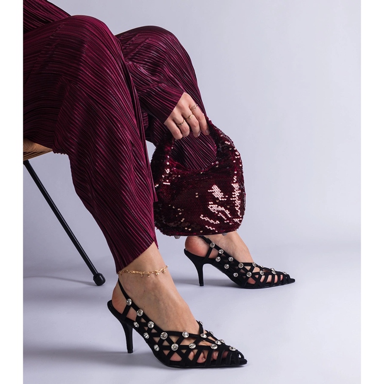 Czarne sandałki plecione z kamieniami 1