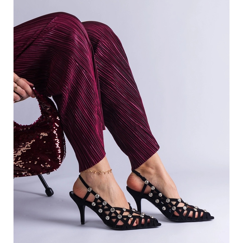 Czarne sandałki plecione z kamieniami 2