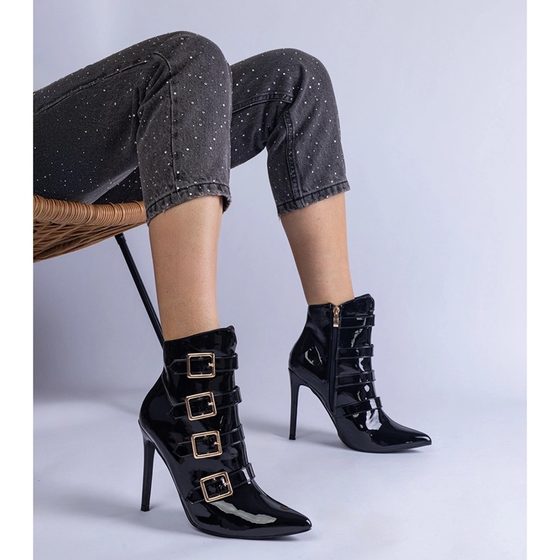 Czarne botki lakierowane na szpilce z klamerkami 1