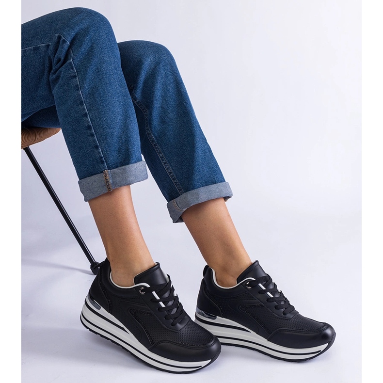 Czarne sneakersy na platformie zdobione brokatem i metaliczną wstawką 2