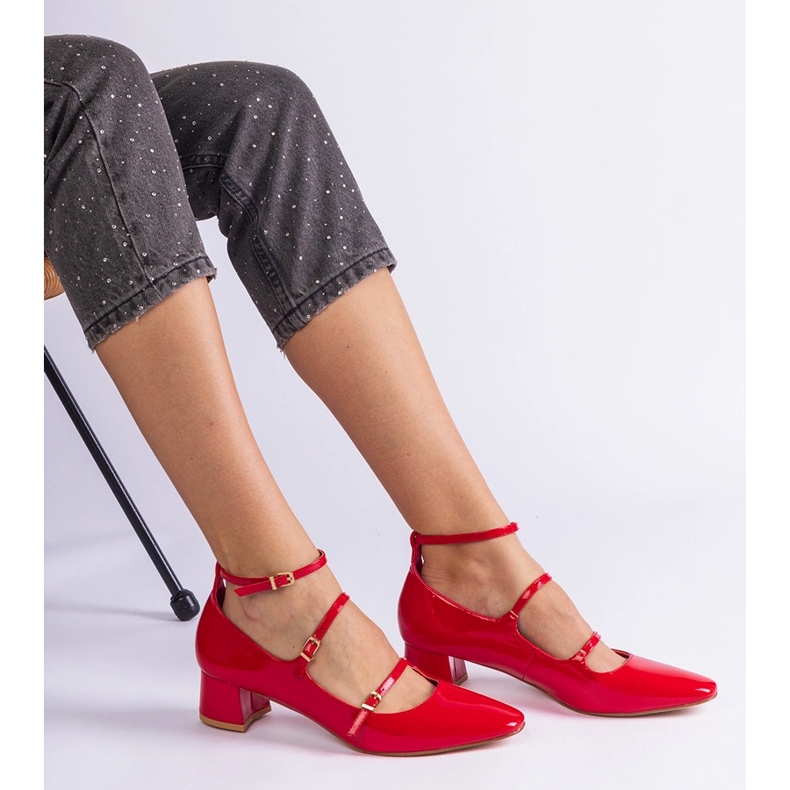 Czerwone czółenka lakierowane z paskiem 1