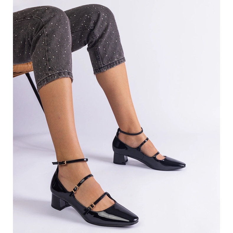 Czarne czółenka lakierowane z paskiem 1