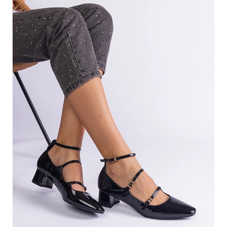 Czarne czółenka lakierowane z paskiem 2