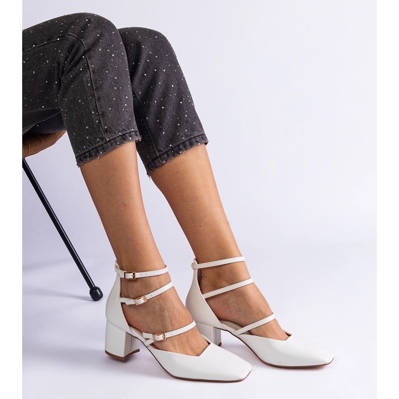 Białe czółenka na słupku z sprzączkami 1