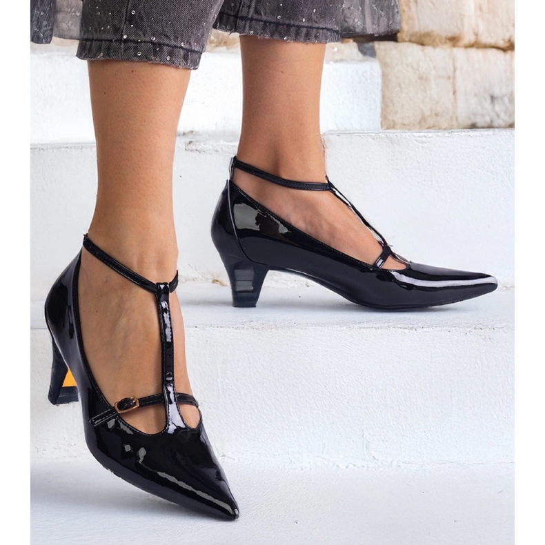 Czarne czółenka lakierowane na niskiej szpileczce ze sprzączkami 1