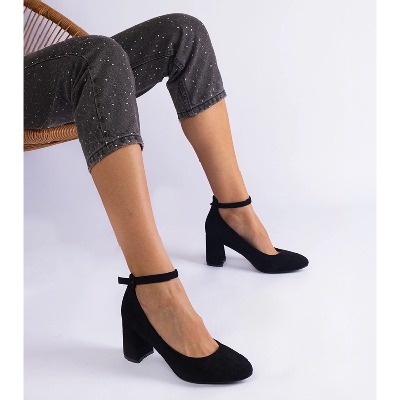 Czarne czółenka na słupku z eko-skóry zamszowej 1