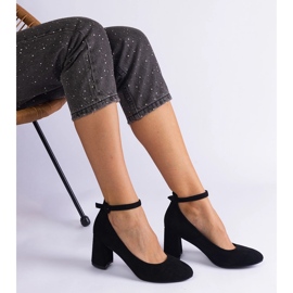 Czarne czółenka na słupku z eko-skóry zamszowej 2