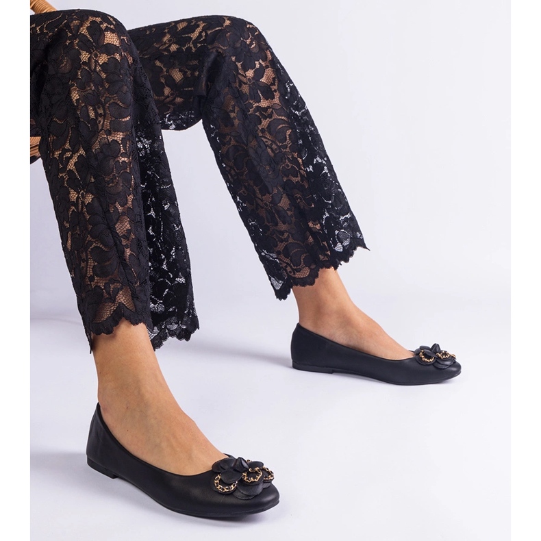 Czarne balerinki zdobione kwiatuszkiem 1