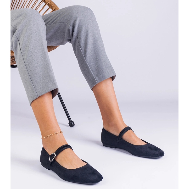 Czarne balerinki z paskiem i kwadratowym noskiem 1