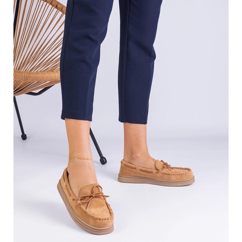 Brązowe damskie mokasyny z ekozamszu z kokardką 1