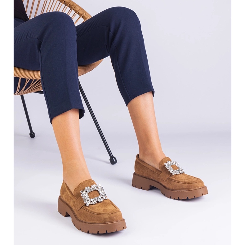 Brązowe damskie mokasyny z ekozamszu z elegancką ozdobą 1