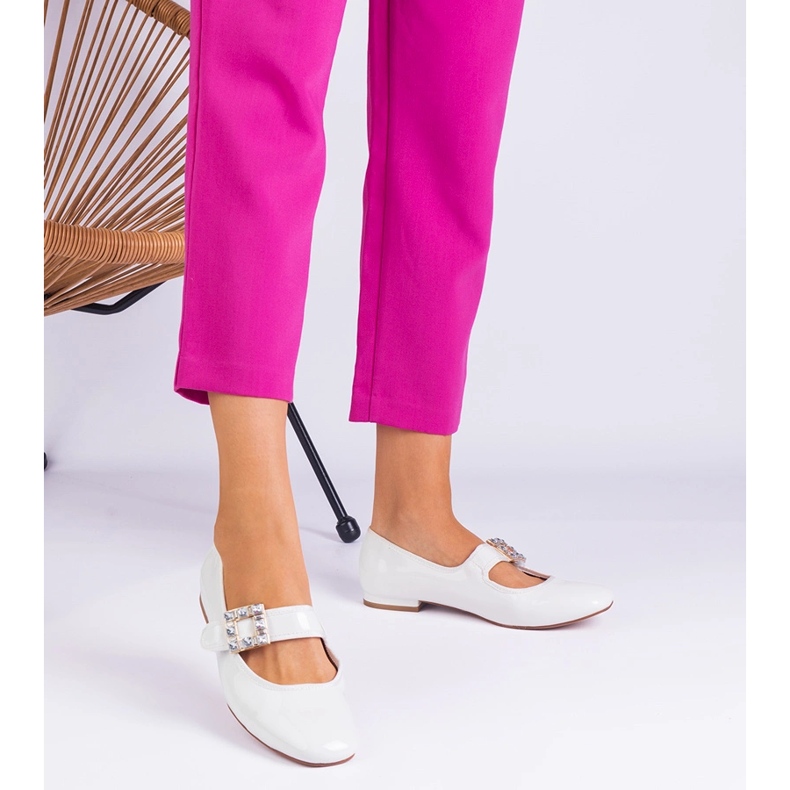 Białe balerinki lakierowane zdobione klamrą 1