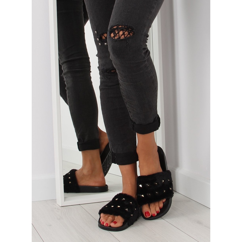 Klapki z futerkiem i ćwiekami czarne black 2