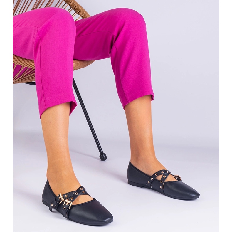 Czarne balerinki z ekoskóry zdobione klamrami 1