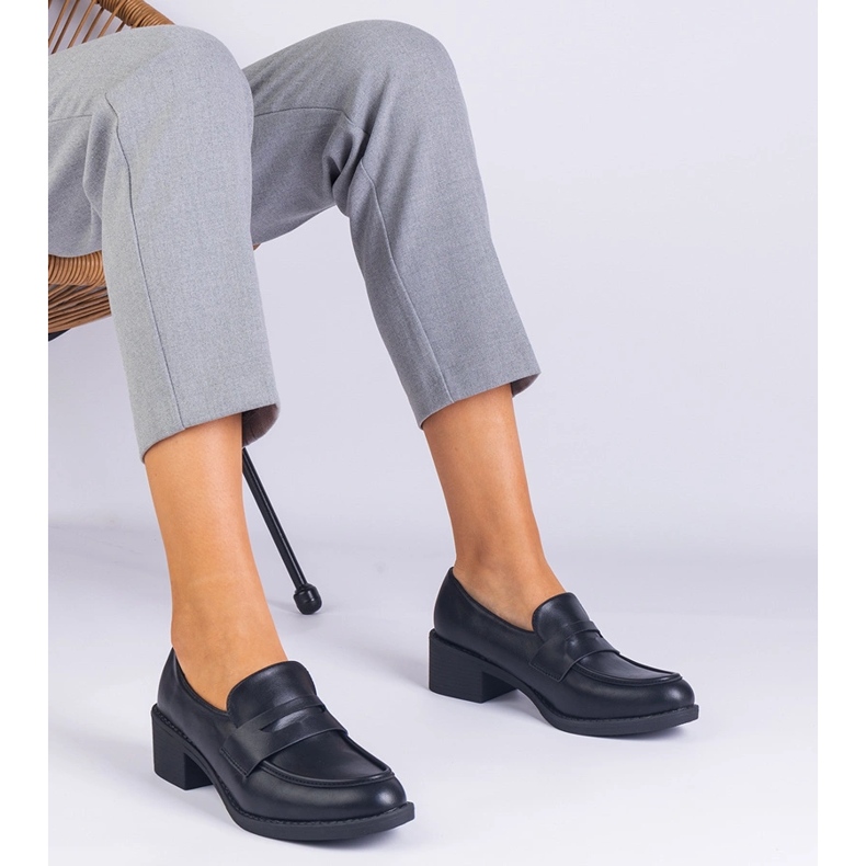 Czarne czółenka z ekoskóry na niskim słupku 1