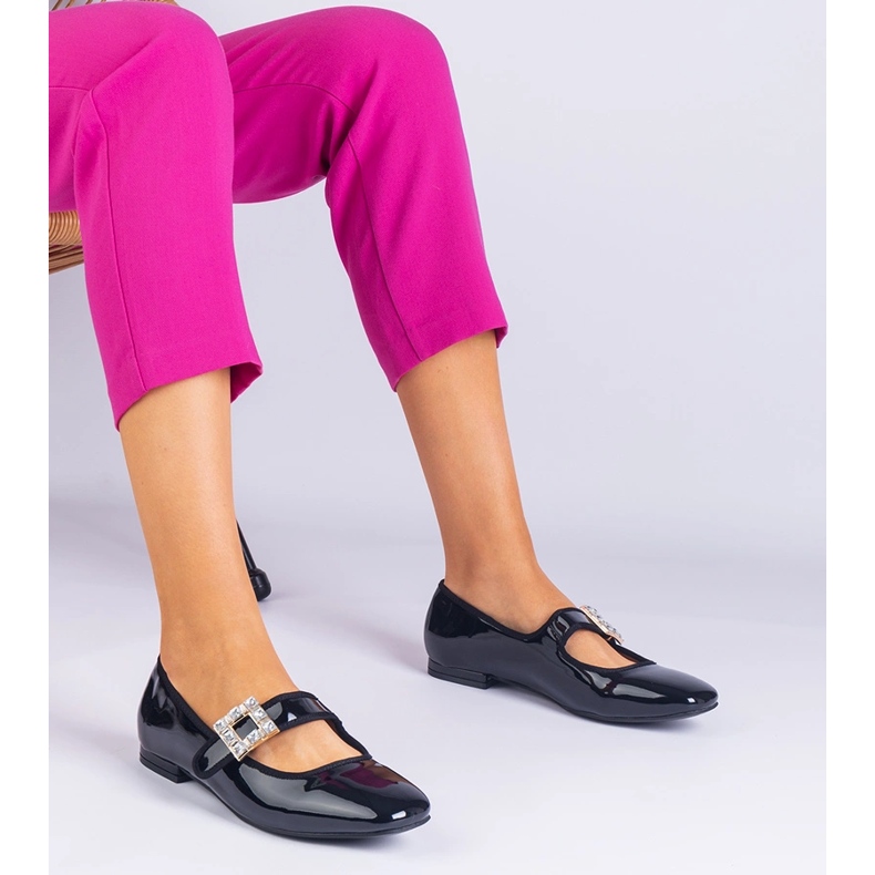 Czarne balerinki lakierowane zdobione klamrą 1