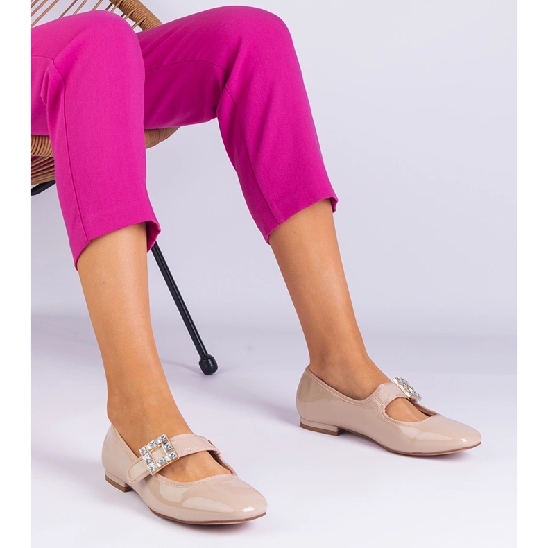 Beżowe balerinki lakierowane zdobione klamrą beżowy 1