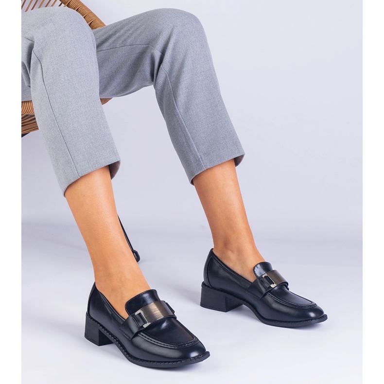 Czarne czółenka na niskim słupku z metaliczną ozdobą 1