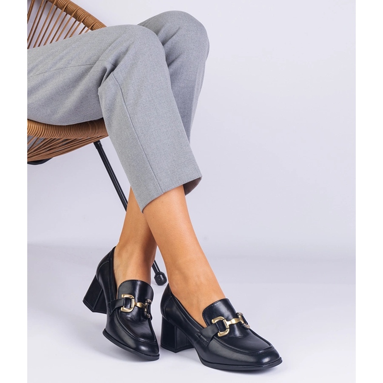 Czarne czółenka na słupku z metaliczną ozdobą 1