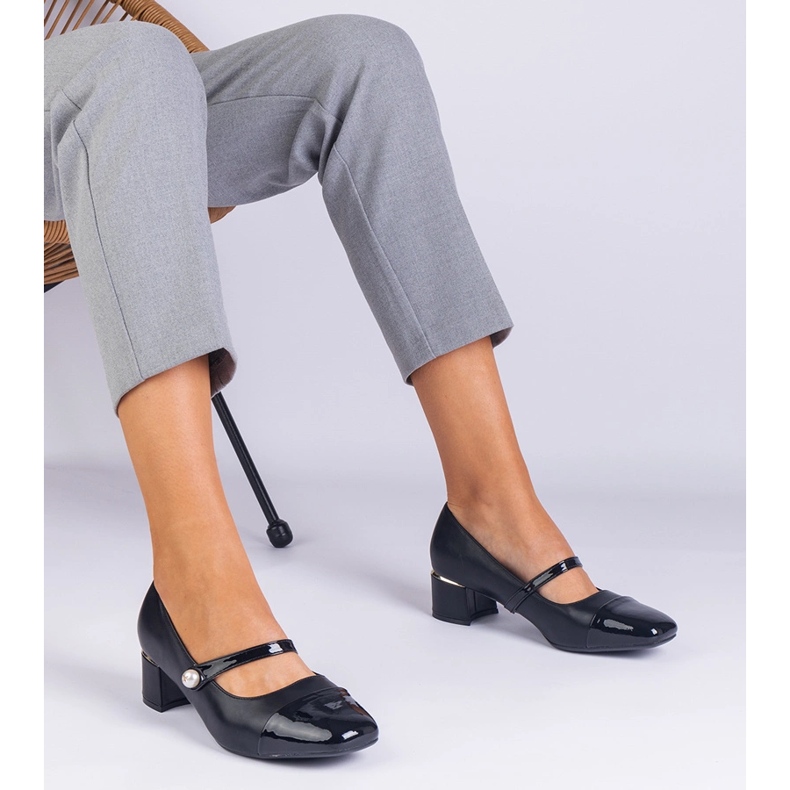 Czarne czółenka na słupku z lakierowanym noskiem 1