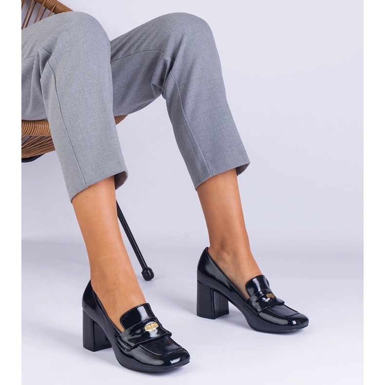 Czarne czółenka lakierowane na słupku 1