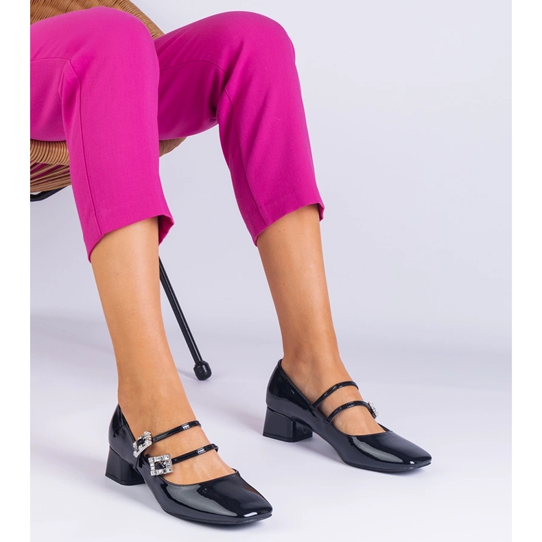 Czarne czółenka lakierowane z klamrą z cyrkoniami 1