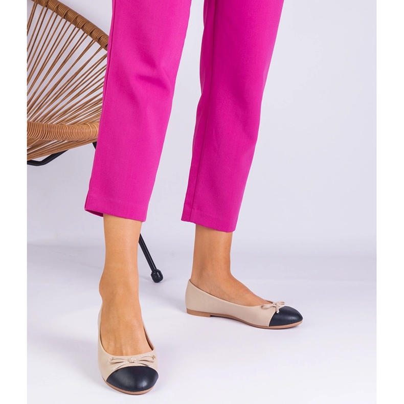 Beżowe balerinki z kokardką i czarnym noskiem beżowy 1