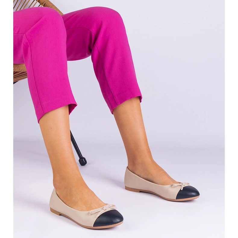 Beżowe balerinki z kokardką i czarnym noskiem beżowy 2