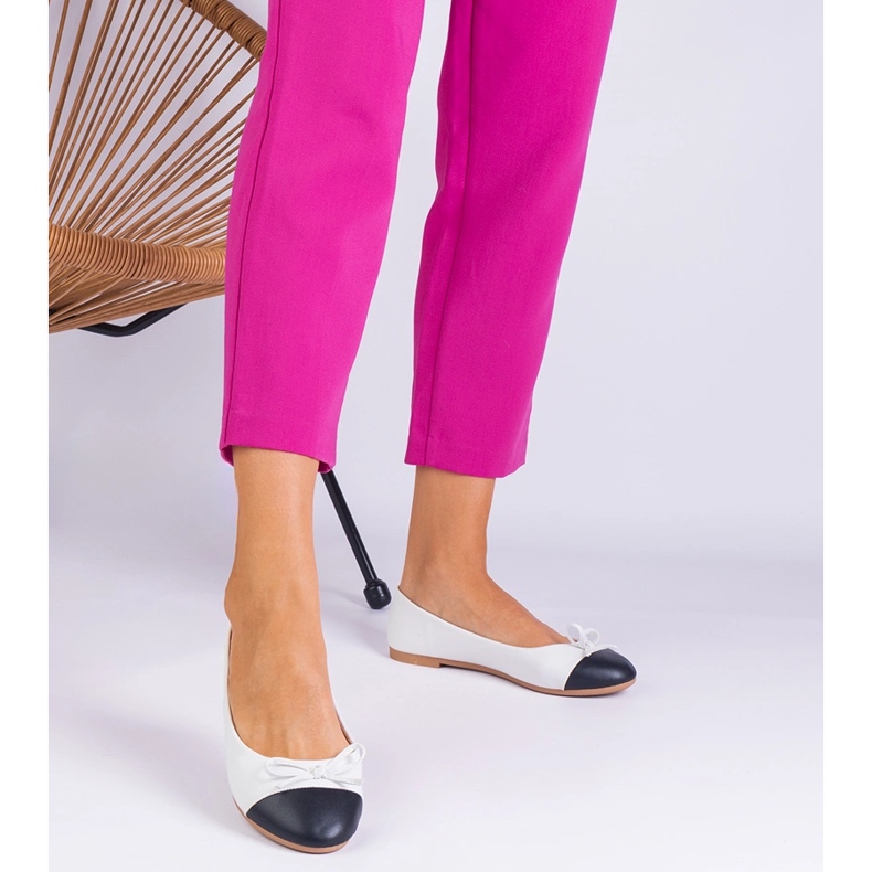 Białe balerinki z kokardką i czarnym noskiem 1