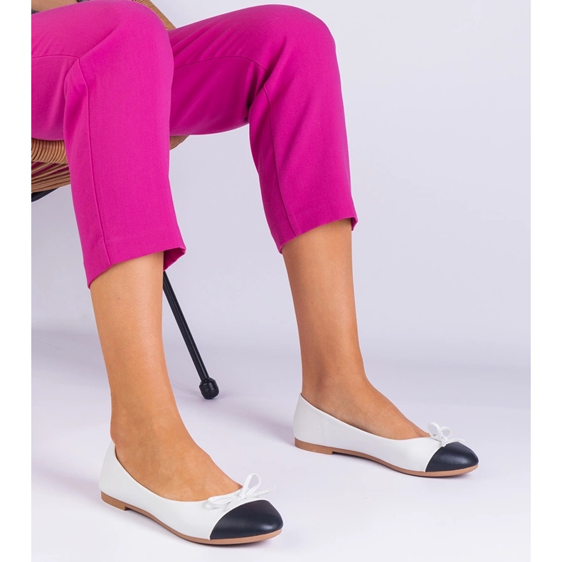 Białe balerinki z kokardką i czarnym noskiem 2