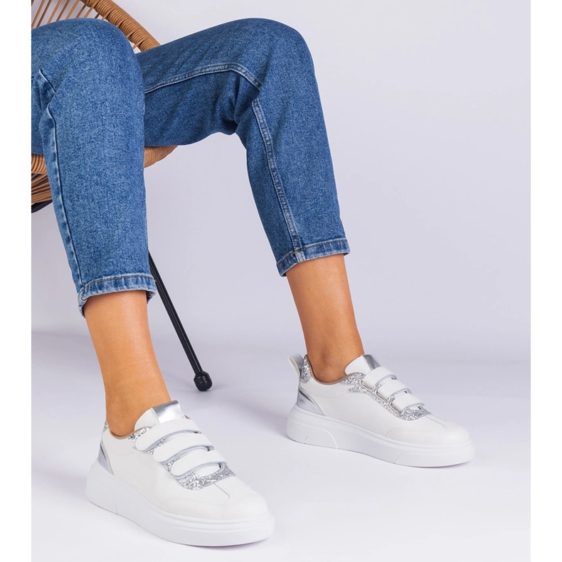Biało-srebrne sneakersy damskie na rzepy zdobione brokatem białe 1