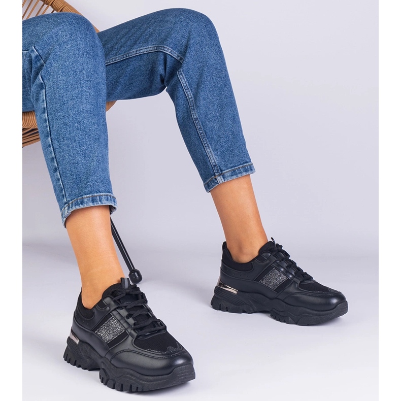 Czarne sneakersy damskie zdobione brokatem 1