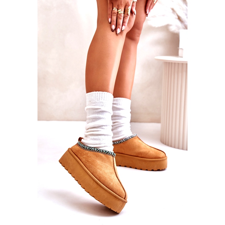 Kapcie damskie na platformie z haftem camel beżowy 2