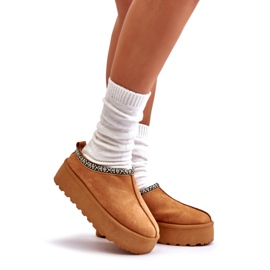 Kapcie damskie na platformie z haftem camel beżowy 1