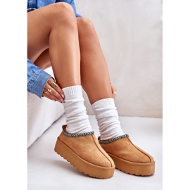 Kapcie damskie na platformie z haftem camel beżowy 5