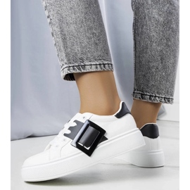 D/GMR Białe sneakersy zdobione czarną klamerką Toni 2
