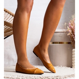 D/GMR Balerinki damskie camel zamszowe z lakierowanym noskiem w szpic Thibault brązowe 1