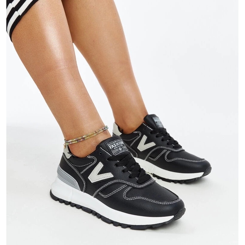 Czarne sneakersy na grubszej podeszwie Cettina 2